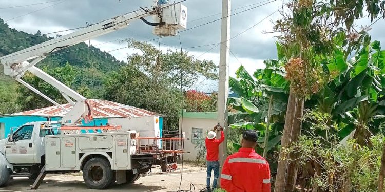 Edesur desarrolla amplio operativo de regularización en Nizao, San José de Ocoa