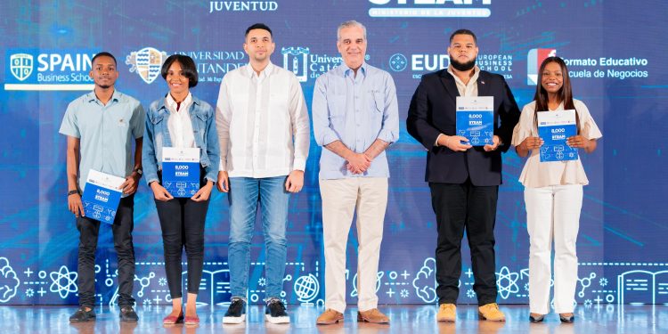Ministerio de la Juventud inicia entrega de 8,000 becas Generación STEAM junto al presidente Luis Abinader