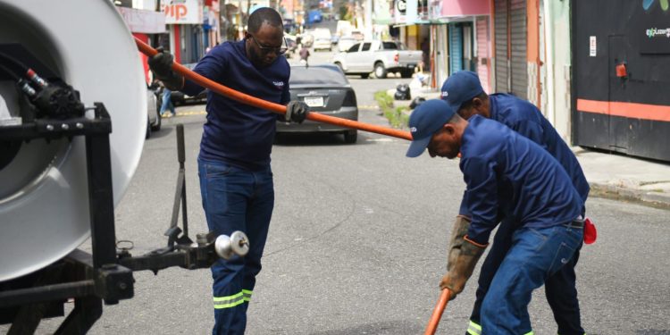 Hidrosuccionadores de la CAASD resuelven graves problemas de taponamiento en sistema sanitario