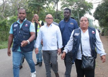 Rolfi Rojas recorre el Gran Santo Domingo, supervisando los trabajos de “Techos Dignos”, y da respuestas inmediatas a comunidades vulnerables