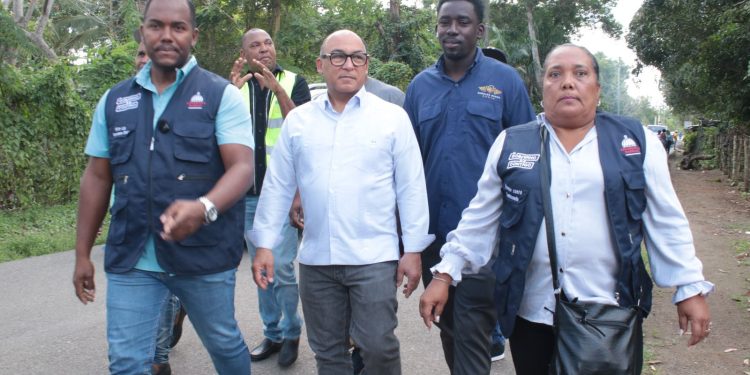 Rolfi Rojas recorre el Gran Santo Domingo, supervisando los trabajos de “Techos Dignos”, y da respuestas inmediatas a comunidades vulnerables