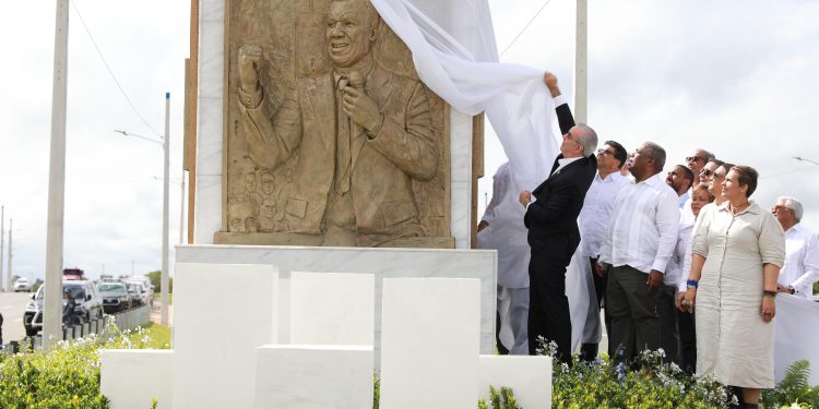 Presidente Abinader nombra la avenida Ecológica como José Francisco Peña Gómez