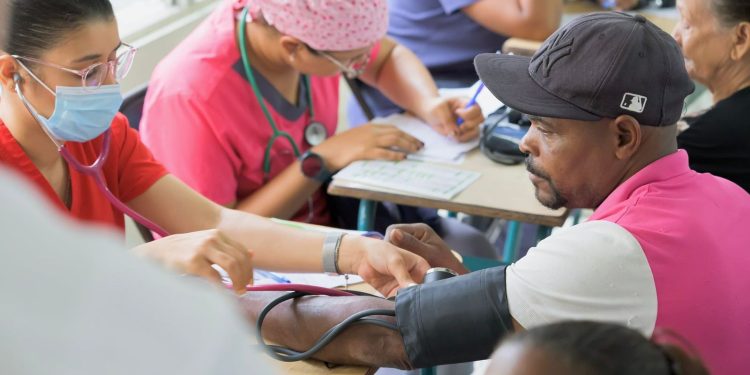 Raymundo Rodríguez y Fundación GBC benefician a más de 500 personas con operativo de salud en Gualey, D.N 