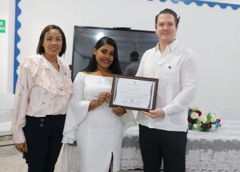 Instituto de Estudios Superiores LHB otorga beca de maestría a la docente María Fernanda Severino en reconocimiento a su innovación educativa