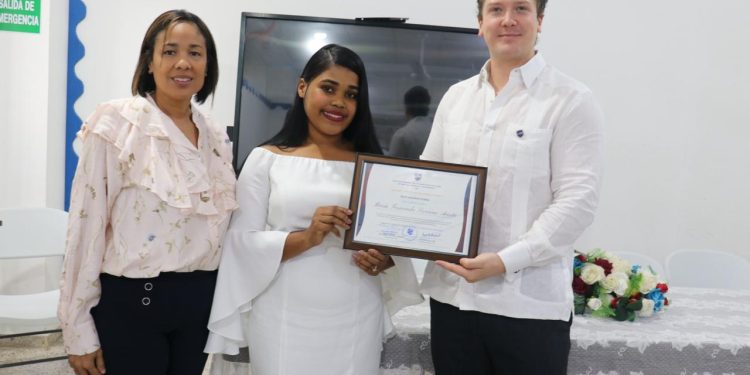 Instituto de Estudios Superiores LHB otorga beca de maestría a la docente María Fernanda Severino en reconocimiento a su innovación educativa