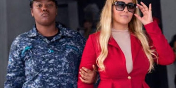 Imponen tres meses de prisión preventiva a supuesta abogada acusada de estafar varias personas 