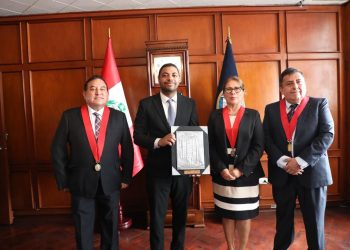 Fiscal Merlin Mateo diserta ante la Corte Superior de Lima sobre investigación de ciberdelitos y recibe reconocimiento institucional