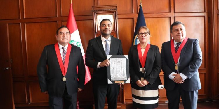 Fiscal Merlin Mateo diserta ante la Corte Superior de Lima sobre investigación de ciberdelitos y recibe reconocimiento institucional