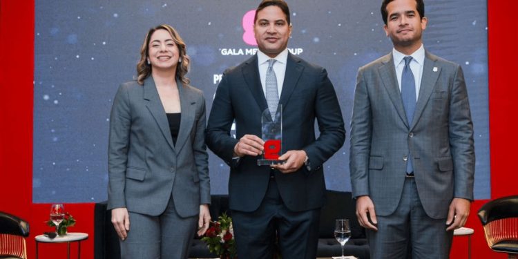 Miembro de la Cámara de Cuentas, Francisco Franco, recibe reconocimiento Joven del Año 2026