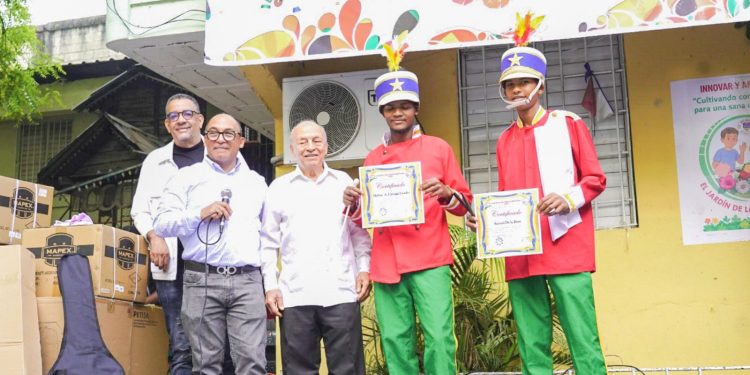 Rolfi Rojas impulsa el talento juvenil en Cristo Rey con graduación de músicos y entrega de instrumentos