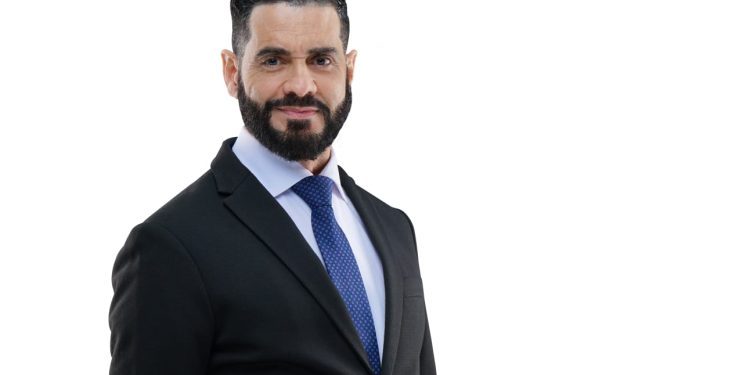 Del éxito musical con temas como “Pega tu vicio” y “Veneno” a la narrativa literaria: Elvis Samuel impacta con una novela que nace desde el alma