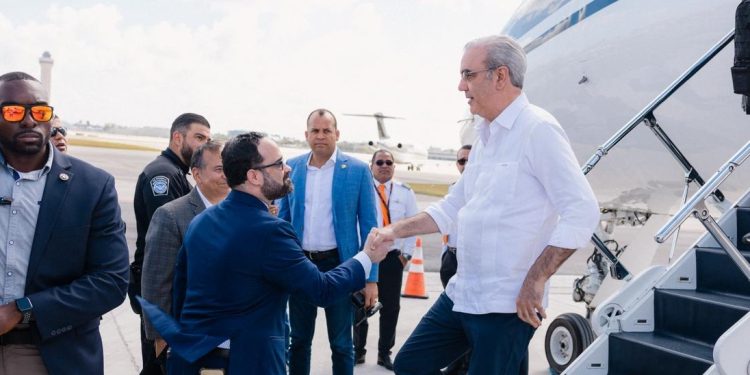 Presidente Abinader arriba a Miami para participar en cumbre regional convocada por Donald Trump