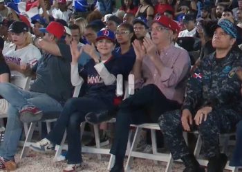 Presidente Abinader acude al Malecón para presenciar juego entre República Dominicana y Estados Unidos junto a los capitaleños