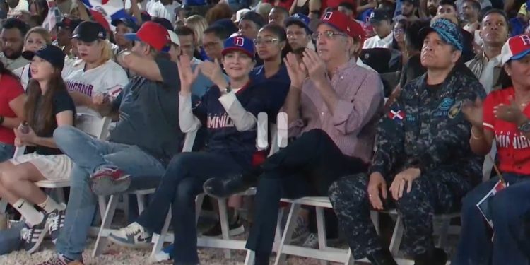 Presidente Abinader acude al Malecón para presenciar juego entre República Dominicana y Estados Unidos junto a los capitaleños