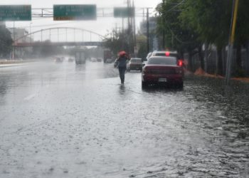 Reportan inundaciones urbanas en SD debido a las lluvias; COE mantiene 11 provincias y el DN en alerta