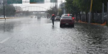 Reportan inundaciones urbanas en SD debido a las lluvias; COE mantiene 11 provincias y el DN en alerta