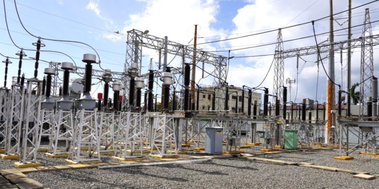 Edesur trabaja en restablecer el servicio en varios sectores de Santo Domingo por avería