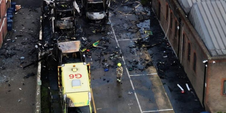 Incendian cuatro ambulancias pertenecientes a comunidad judía en Londres