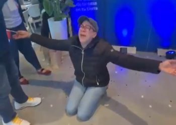 Mujer celebra con euforia la adquisición de su vivienda en feria inmobiliaria de Banreservas en EE.UU.