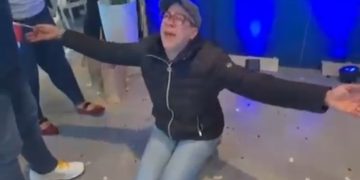 Mujer celebra con euforia la adquisición de su vivienda en feria inmobiliaria de Banreservas en EE.UU.