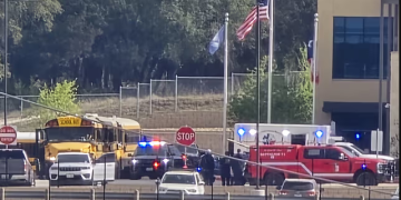 Estudiante dispara a una maestra y luego a sí mismo en una escuela secundaria de Texas