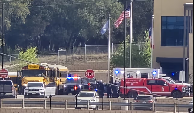 Estudiante dispara a una maestra y luego a sí mismo en una escuela secundaria de Texas