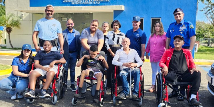 Fundaciones Wheel Chair y Cruz Jiminián entregan sillas de rueda en Puerto Plata y Santiago