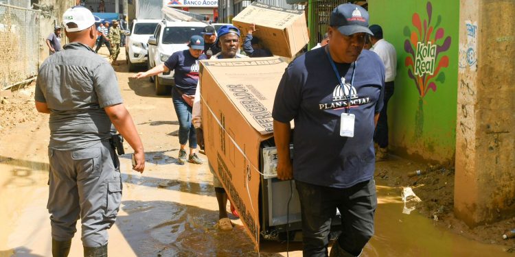 DASAC implementa en Gaspar Hernández segunda fase del protocolo de emergencia con entrega de electrodomésticos, enseres y raciones crudas