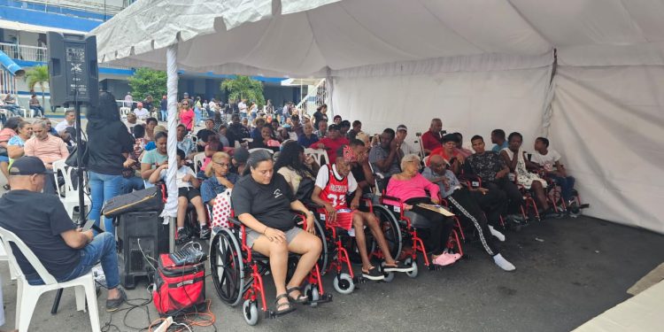 Cientos de beneficiados con sillas de rueda de Whellchair Foundation y la Fundación Cruz Jiminián