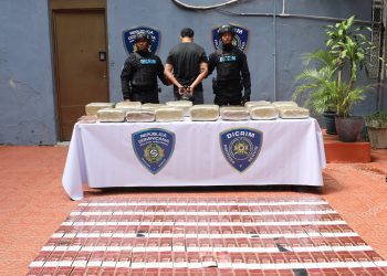 Policía Nacional apresa hombre al que le ocupa 15 pacas de presunta marihuana y 197 paquetes de cigarrillos ilícitos en Villas Agrícolas, DN