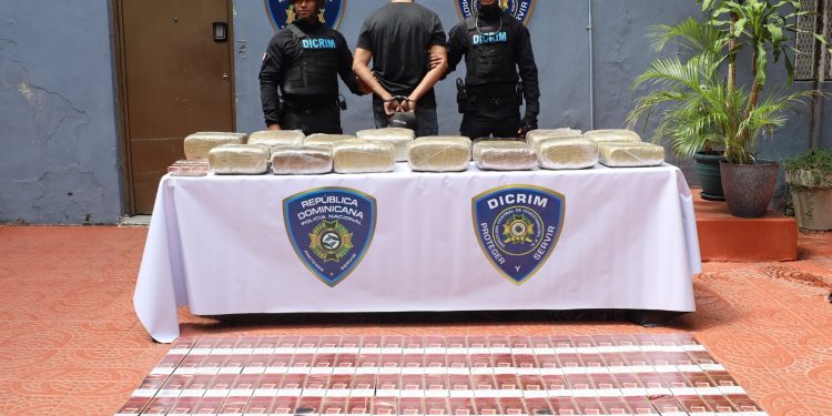 Policía Nacional apresa hombre al que le ocupa 15 pacas de presunta marihuana y 197 paquetes de cigarrillos ilícitos en Villas Agrícolas, DN