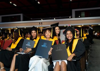 UNIREMHOS gradúa a 637 profesionales y llama a la unidad nacional para impulsar reforma educativa