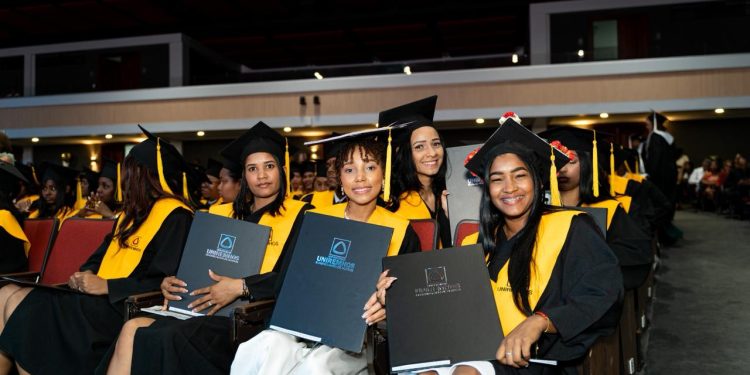 UNIREMHOS gradúa a 637 profesionales y llama a la unidad nacional para impulsar reforma educativa