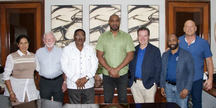 Titular del SRSO recibe visita de cortesía de directivos de la Wheelchair Foundation de EE.UU.