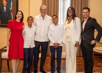 Presidente recibe al destacado estudiante Hensel Aquino García, apodado “Pico de Oro” por su elocuencia y seguridad al expresarse