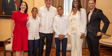 Presidente recibe al destacado estudiante Hensel Aquino García, apodado “Pico de Oro” por su elocuencia y seguridad al expresarse