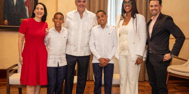 Presidente recibe al destacado estudiante Hensel Aquino García, apodado “Pico de Oro” por su elocuencia y seguridad al expresarse