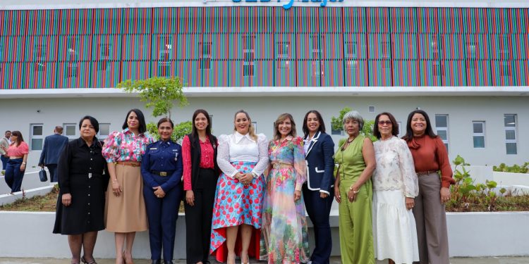 Geanilda Vásquez encabeza acto de CediMujer en SDN y ratifica el compromiso del Gobierno con las mujeres vulnerables