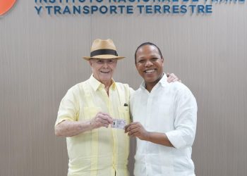 Hipólito Mejía obtiene nueva licencia de conducir y motiva a ciudadanos a renovarla