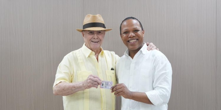 Hipólito Mejía obtiene nueva licencia de conducir y motiva a ciudadanos a renovarla