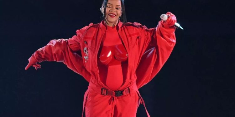 Arrestan a una mujer que tiroteo la casa de Rihanna con ella dentro