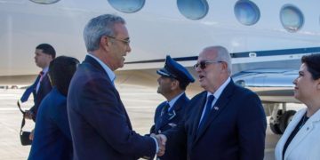 Presidente Abinader llega a Chile para asistir a toma de posesión del presidente Kast y fue recibido por el embajador Cohen