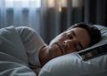 De insomnio a alteraciones cardíacas: Consecuencias de dejar el celular junto a la cama, según expertos
