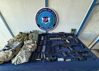 DINTEL y Ministerio Público ocupan pistola, réplicas de fusiles y pertrechos durante allanamiento en Santiago