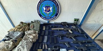 DINTEL y Ministerio Público ocupan pistola, réplicas de fusiles y pertrechos durante allanamiento en Santiago