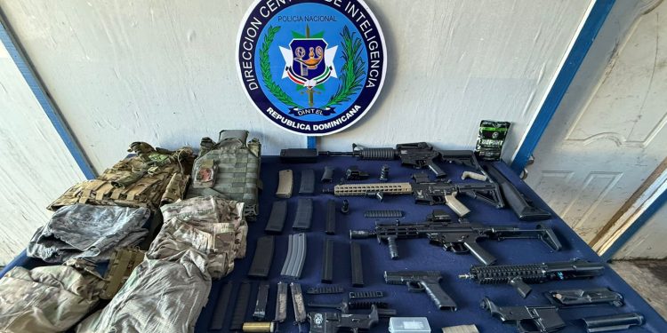 DINTEL y Ministerio Público ocupan pistola, réplicas de fusiles y pertrechos durante allanamiento en Santiago