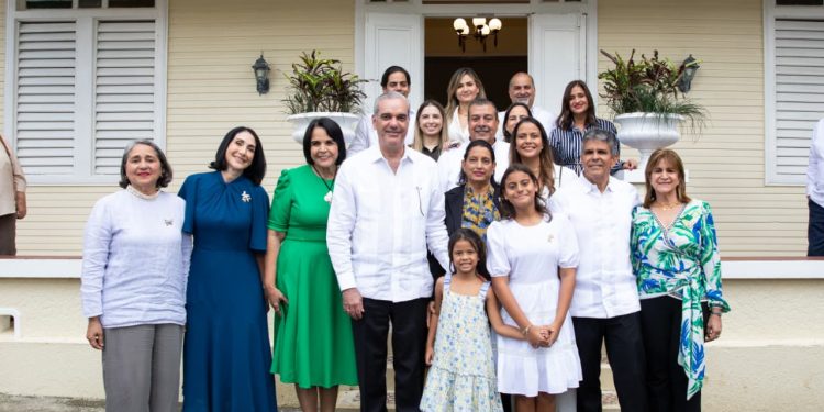 Presidente Abinader sostendrá conversatorio con estudiantes, encabezará graduación de jóvenes del programa 14/24, entregará becas universitarias e inaugurará una escuela este sábado