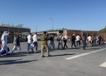 Drones sustituyen a “coyotes” para guiar a migrantes en frontera sur de EEUU