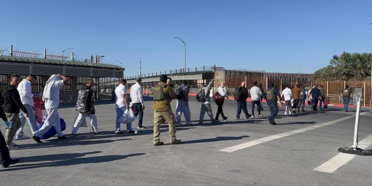 Drones sustituyen a “coyotes” para guiar a migrantes en frontera sur de EEUU