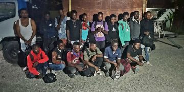 Ejército detiene hombre que ocultaba 15 haitianos indocumentados en un camión cisterna en Navarrete